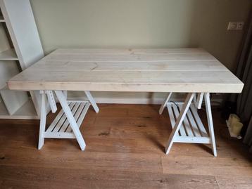 Witte bureautafel beschikbaar voor biedingen