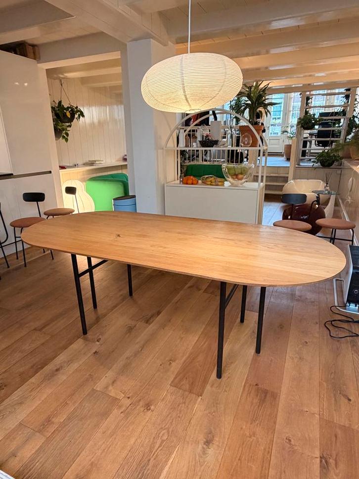 Menu Snaregade Ovaal Tafel Eiken met zwart metalen onderstel, Huis en Inrichting, Tafels | Eettafels, Gebruikt, 100 tot 150 cm