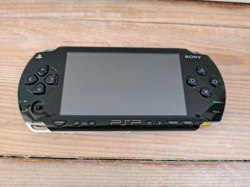 Sony PSP met 6 spellen, hoes & oplader, Spelcomputers en Games, Spelcomputers | Sony PSP, Gebruikt, Zwart, Ophalen of Verzenden