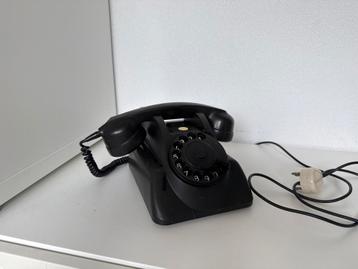 Oud Bakelieten PTT telefoon beschikbaar voor biedingen