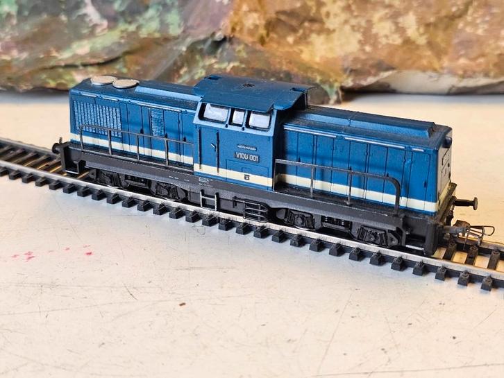 Modeltrein H0 PIKO 190EM17,V-100 001 DDR diesel lokomotief, Hobby en Vrije tijd, Modeltreinen | H0, Gebruikt, Locomotief, Gelijkstroom