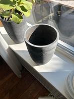 2x Betonlook Bloempotten, Ophalen of Verzenden, Zo goed als nieuw, Overige kleuren, Minder dan 50 cm