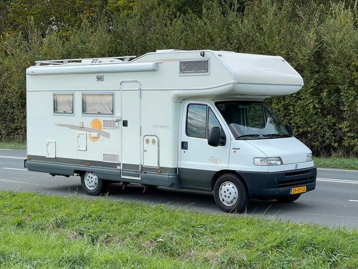 Moderne zeer luxe camper, zeer lage km stand, dubbel airco, Caravans en Kamperen, Campers, Particulier, tot en met 5, Alkoof, Benimar