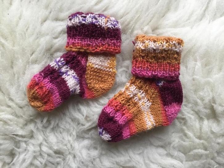Lieve sokje in mooi kleurenverloop. Handgebreid, Kinderen en Baby's, Babykleding | Schoentjes en Sokjes, Nieuw, Meisje, Sokjes