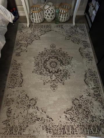 Vloerkleed beschikbaar voor biedingen