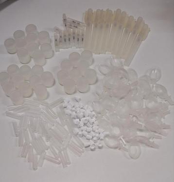 Veel potjes en flesjes. beschikbaar voor biedingen