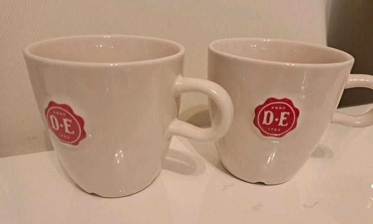 2x DE Douwe Egberts mok Royal Raya rood zegel, Huis en Inrichting, Keuken | Servies, Zo goed als nieuw, Kop(pen) en/of Schotel(s)