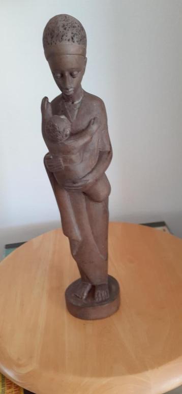 Afrikaanse Vrouw Met Kind In Draagzak beschikbaar voor biedingen