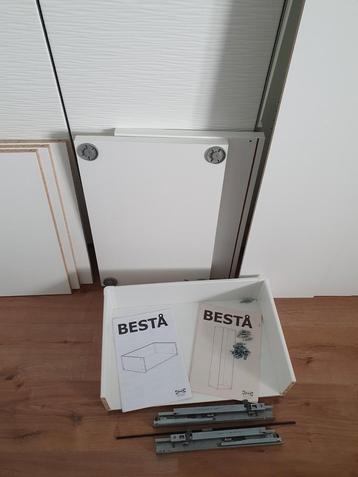 Witte IKEA besta kast, drie planken en een lade inbouw. 