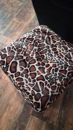 Leuke poef met dierenprint, Huis en Inrichting, Banken | Voetenbanken en Poefen, Minder dan 50 cm, Gebruikt, Vierkant, Minder dan 50 cm
