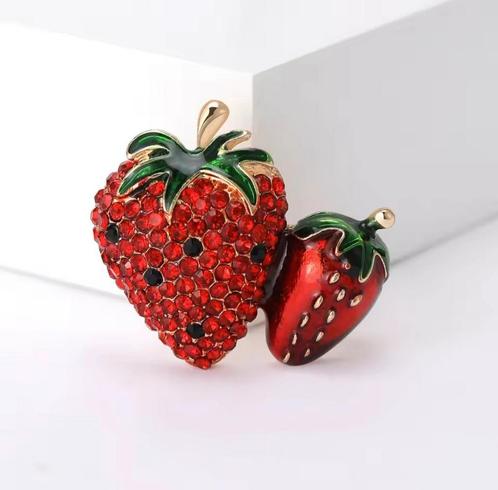 Zomer trend! Fruit broche strass Aardbei, Sieraden, Tassen en Uiterlijk, Broches, Nieuw, Overige materialen, Goud, Minder dan 4 cm