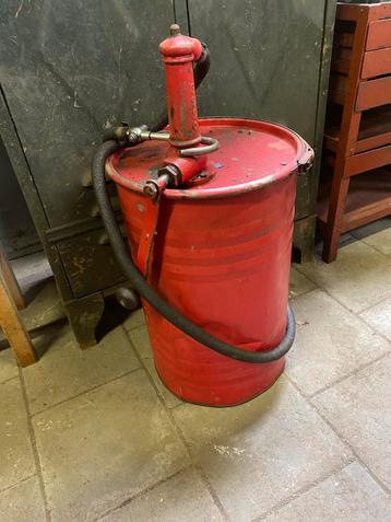 Vintage metaken Esso oliepomp beschikbaar voor biedingen