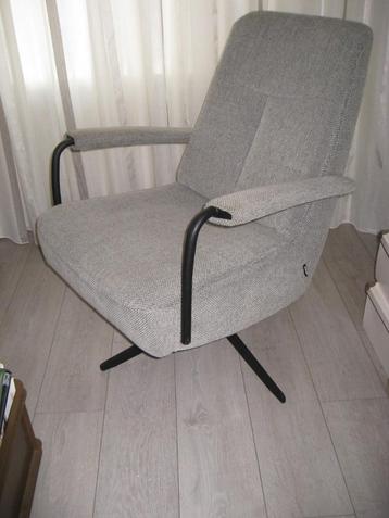 Prominent draaibare fauteuil  beschikbaar voor biedingen