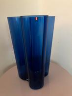 Iittala Alvar Aalto Savoy vaas 251mm ultramarine blue, Huis en Inrichting, Woonaccessoires | Vazen, Minder dan 50 cm, Glas, Blauw