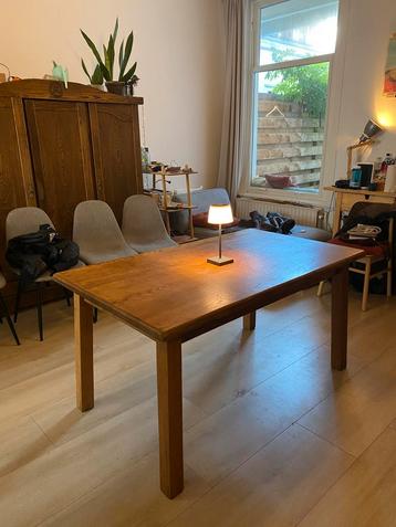 Massief houten tafel beschikbaar voor biedingen
