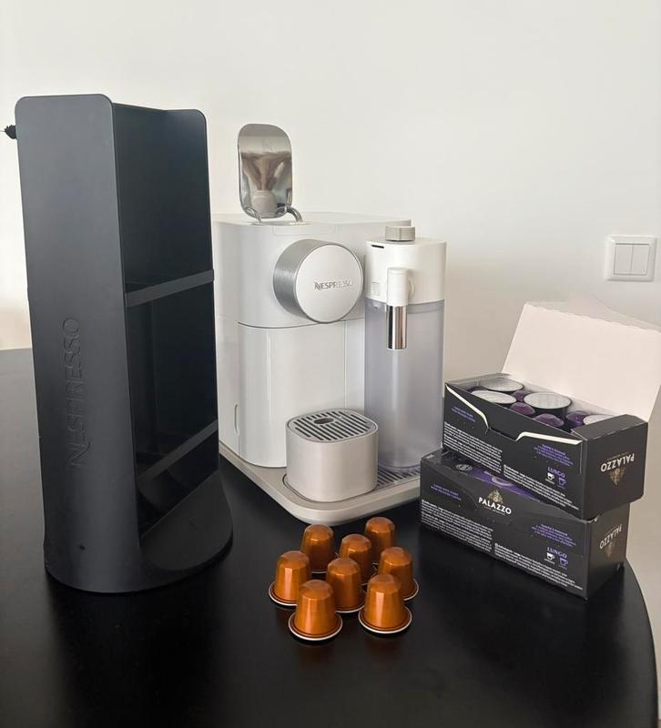 De'Longhi Nespresso Gran Lattissima koffiemachine, Witgoed en Apparatuur, Koffiezetapparaten, Zo goed als nieuw, Koffiepads en cups