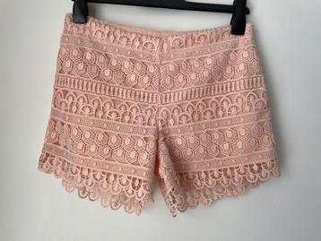 Zalmkleurige kanten short – Maat S/M beschikbaar voor biedingen