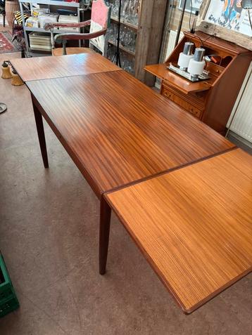 Vintage tafel beschikbaar voor biedingen