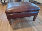 Doorleefde vintage rechthoekige leren poef met houten pootje, Ophalen, Minder dan 50 cm, Gebruikt, 50 tot 75 cm