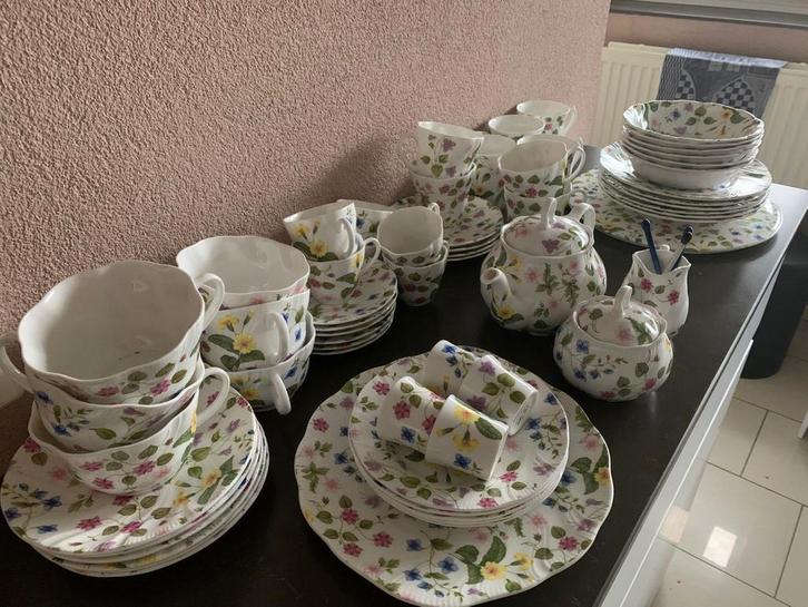 Engels Servies Queen's Country Meadow, Huis en Inrichting, Keuken | Servies, Gebruikt, Compleet servies, Overige stijlen, Porselein