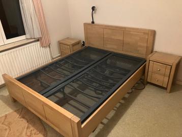 Houten bed met nachtkastjes beschikbaar voor biedingen