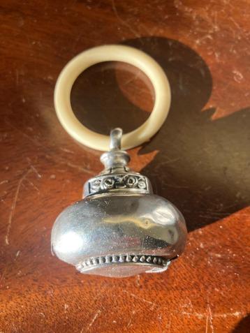 Antiek zilveren rammelaar beschikbaar voor biedingen