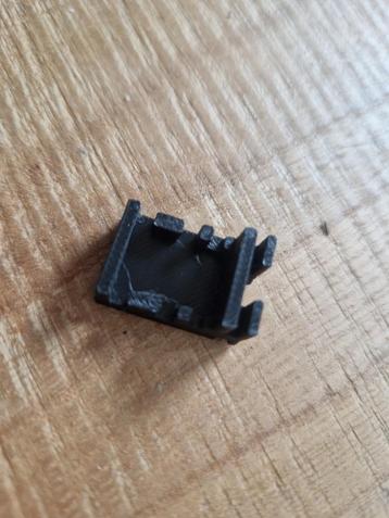 SLotcar Scalextric crash barrier track clips 50 stuks beschikbaar voor biedingen