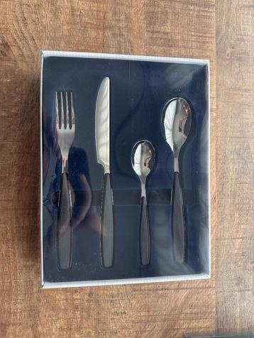 Fruktarom Bestekset 24-delig met 4 steakmessen beschikbaar voor biedingen