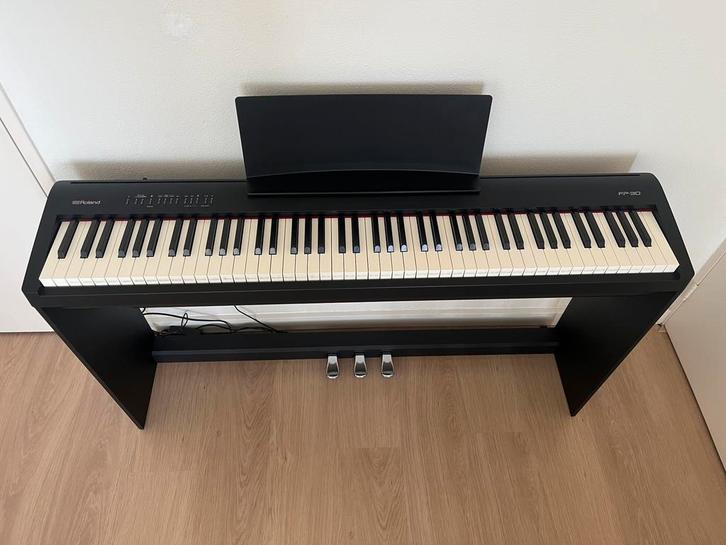 Roland FP 30 elektrische piano met pedalen & standaard; zgan, Muziek en Instrumenten, Piano's, Zo goed als nieuw, Piano, Zwart