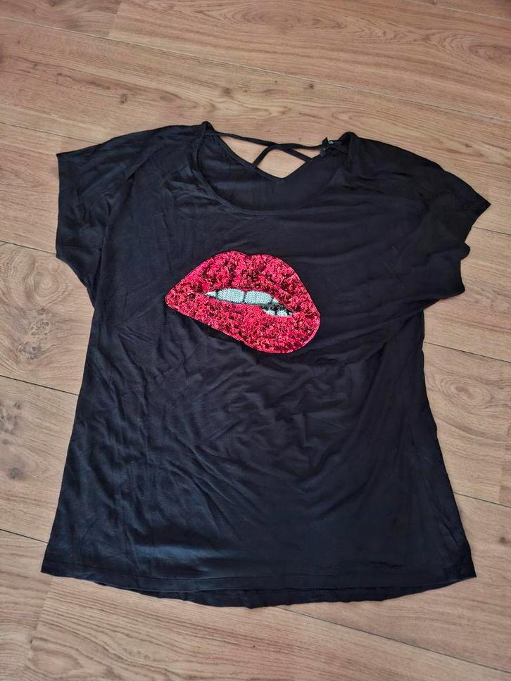 Zwart T-shirt met Pailletten Lippen m&s mode - Maat L (394), Kleding | Dames, T-shirts, Zo goed als nieuw, Maat 38/40 (M), Zwart