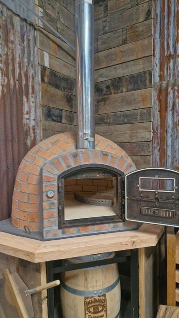 pizzaoven pizza geïsoleerd steenoven houtgestookt  beschikbaar voor biedingen
