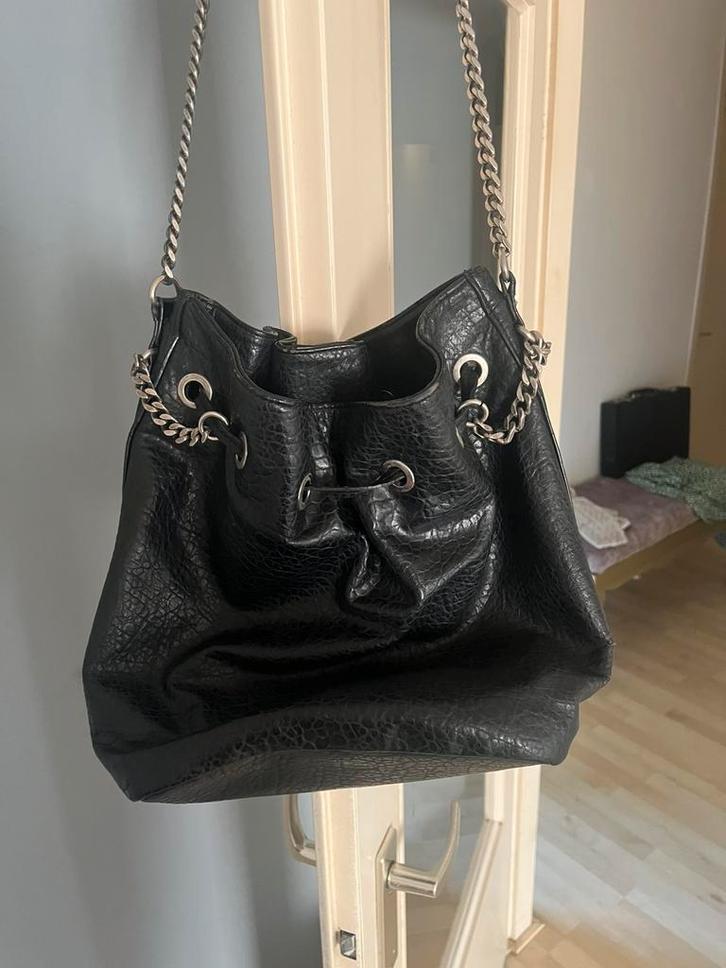 Zara woman bucket bag schoudertas zwart spikes studs, Sieraden, Tassen en Uiterlijk, Tassen | Damestassen, Gebruikt, Schoudertasje