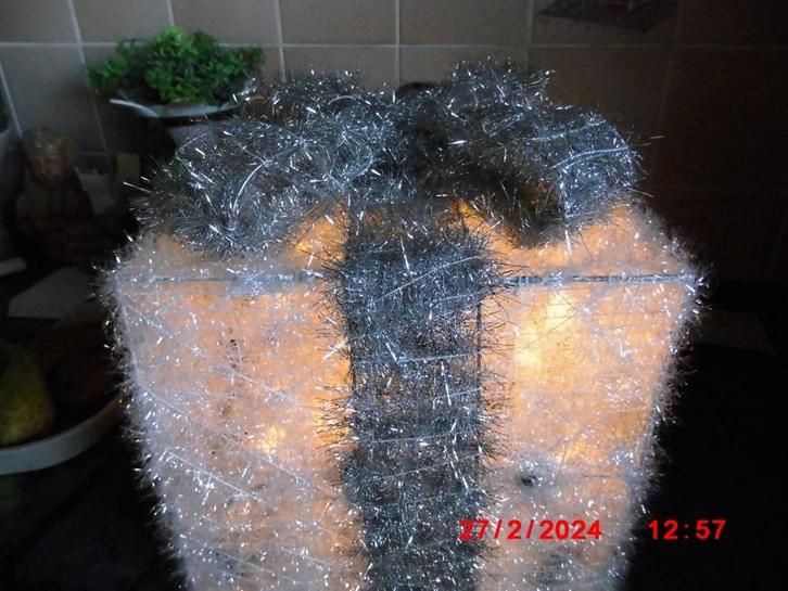 KERST KADO;S 2 ROOD EN 1 ZILVER KOOPJES 3 VOOR 9 EURO, Diversen, Kerst, Zo goed als nieuw, Ophalen