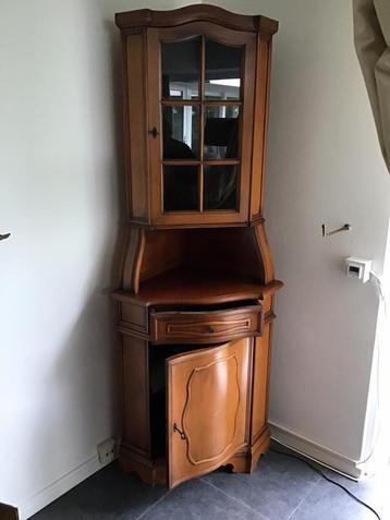 Hoekkast met lade, vitrine en bergruimte. beschikbaar voor biedingen