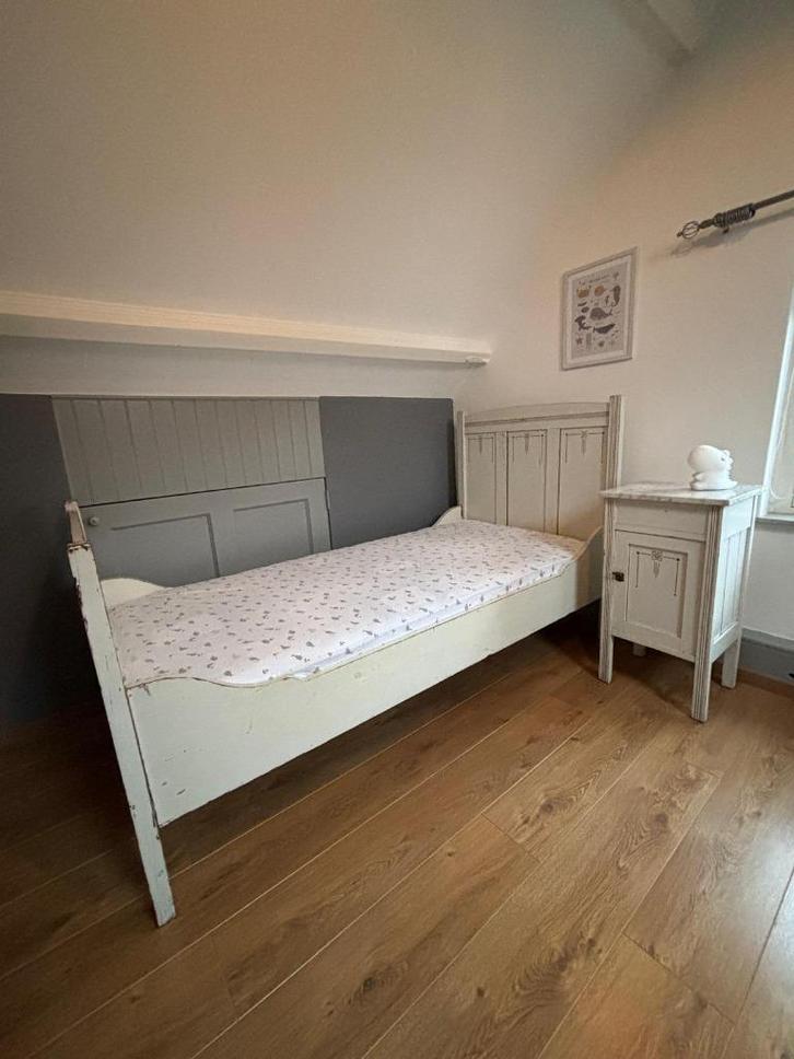 Authentiek bed met nachtkastje en matras, Huis en Inrichting, Slaapkamer | Bedden, Gebruikt, Eenpersoons, 90 cm, 200 cm, Hout