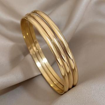 Drie Goudkleurige Dames Armbanden Set beschikbaar voor biedingen