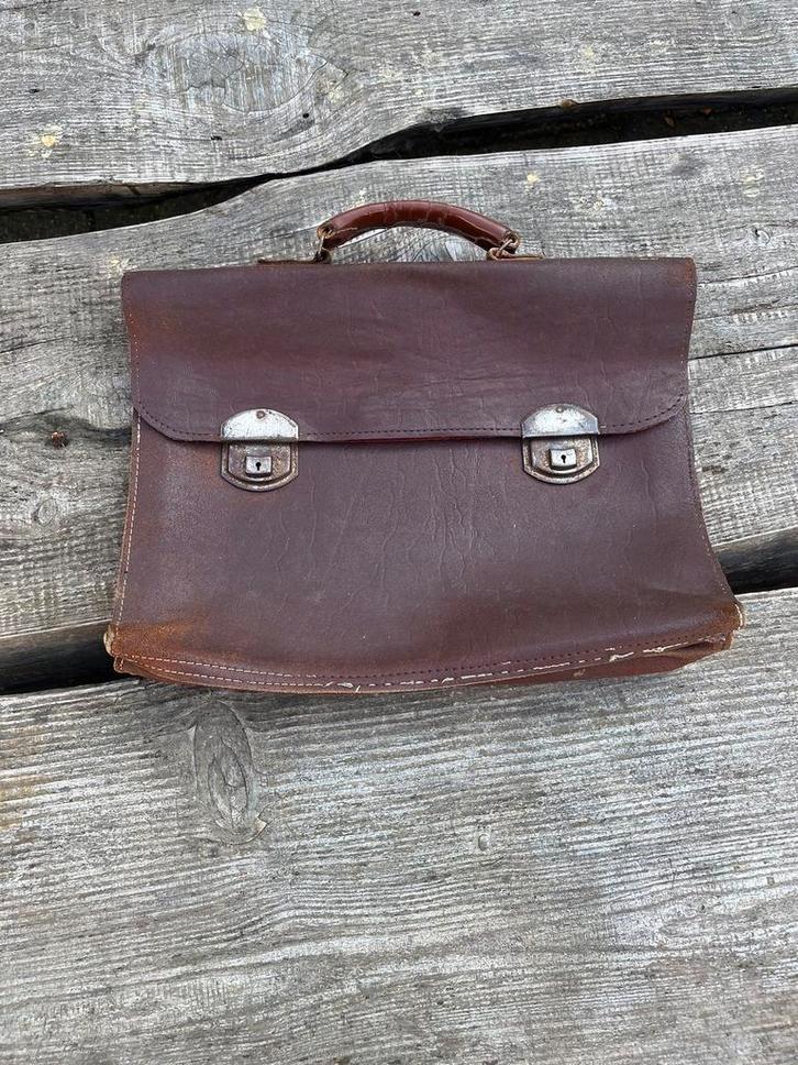Oude aktetas leer bruin vintage retro jaren 60-70 €5, Sieraden, Tassen en Uiterlijk, Tassen | Schooltassen, Gebruikt, Aktetas of Boekentas