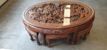 Prachtige ovale Indonesische salontafel met stoeltjes beschikbaar voor biedingen