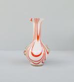 Italiaanse Murano retro vaas in oranje met wit glas., Minder dan 50 cm, Glas, Ophalen of Verzenden, Zo goed als nieuw