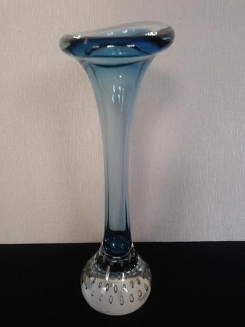 Helder glazen SPIJKERVAASJE ~ Solifleur ~ LICHTBLAUW 21 cm. beschikbaar voor biedingen