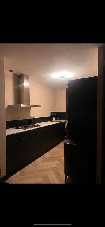 Zwarte keuken MOET WEG beschikbaar voor biedingen