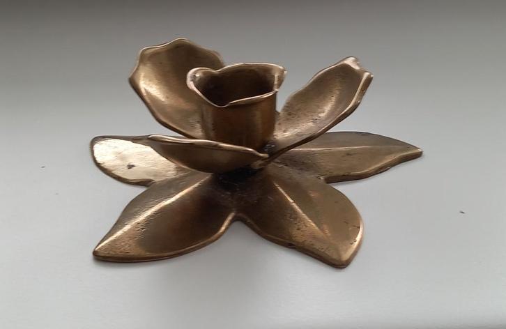 messing kandelaartje in bloemvorm, Huis en Inrichting, Woonaccessoires | Kandelaars en Kaarsen, Zo goed als nieuw, Kandelaar, Minder dan 25 cm