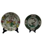 Twee porseleinen schotels met Famille rose en Famille Verte, Antiek en Kunst, Antiek | Porselein, Ophalen of Verzenden