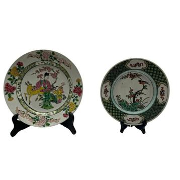 Twee porseleinen schotels met Famille rose en Famille Verte beschikbaar voor biedingen