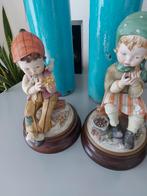 2 vintage beelden/ Capodimonte/ 30cm hoog/ jongen en meisje, Antiek en Kunst, Antiek | Porselein, Ophalen of Verzenden