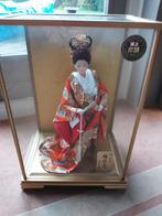 Japanse pop in traditionele Japanse kimono in glazen case, Ophalen of Verzenden, Nieuw, Pop