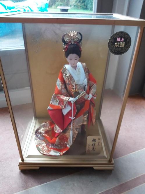 Japanse pop in traditionele Japanse kimono in glazen case, Verzamelen, Poppen, Nieuw, Pop, Ophalen of Verzenden