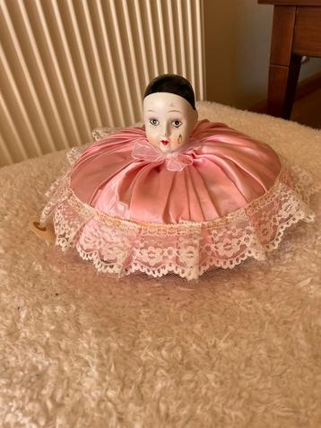 Unieke brocante sierkussrn ban een pierrot beschikbaar voor biedingen
