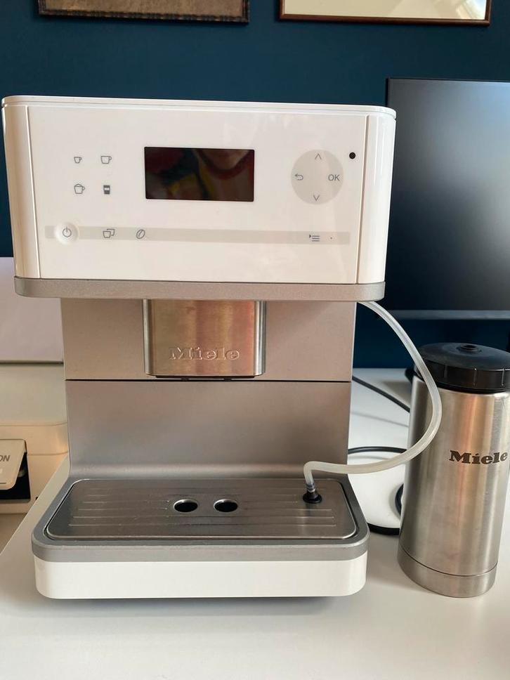 Miele volautomaat koffiemachine CM6100 lotuswit, Witgoed en Apparatuur, Koffiezetapparaten, Gebruikt, Koffiebonen, Koffiemachine