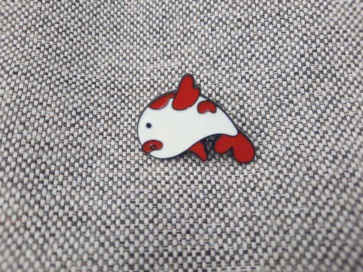 1 grappige pin van een rood witte vis te koop, Verzamelen, Speldjes, Pins en Buttons, Nieuw, Speldje of Pin, Dier of Natuur, Ophalen of Verzenden